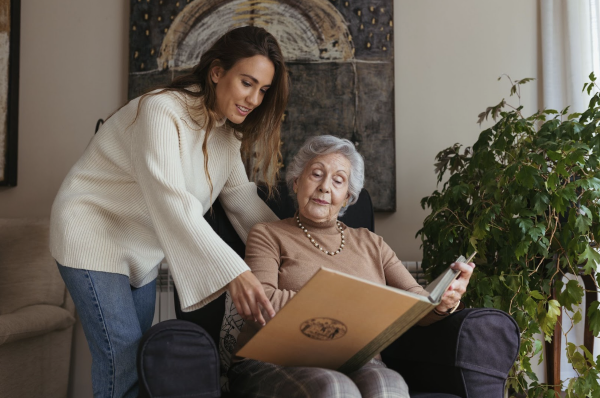 Dónde encontrar trabajo de cuidadora en España